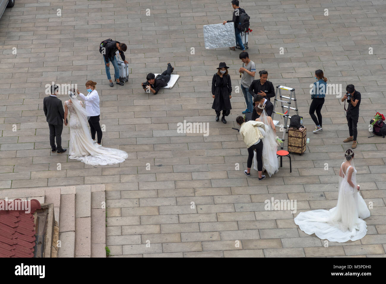Des couples affluent à Qingdao église protestante d'avoir leurs photos de mariage. Il est l'un des célèbres églises construites par les Allemands. Banque D'Images