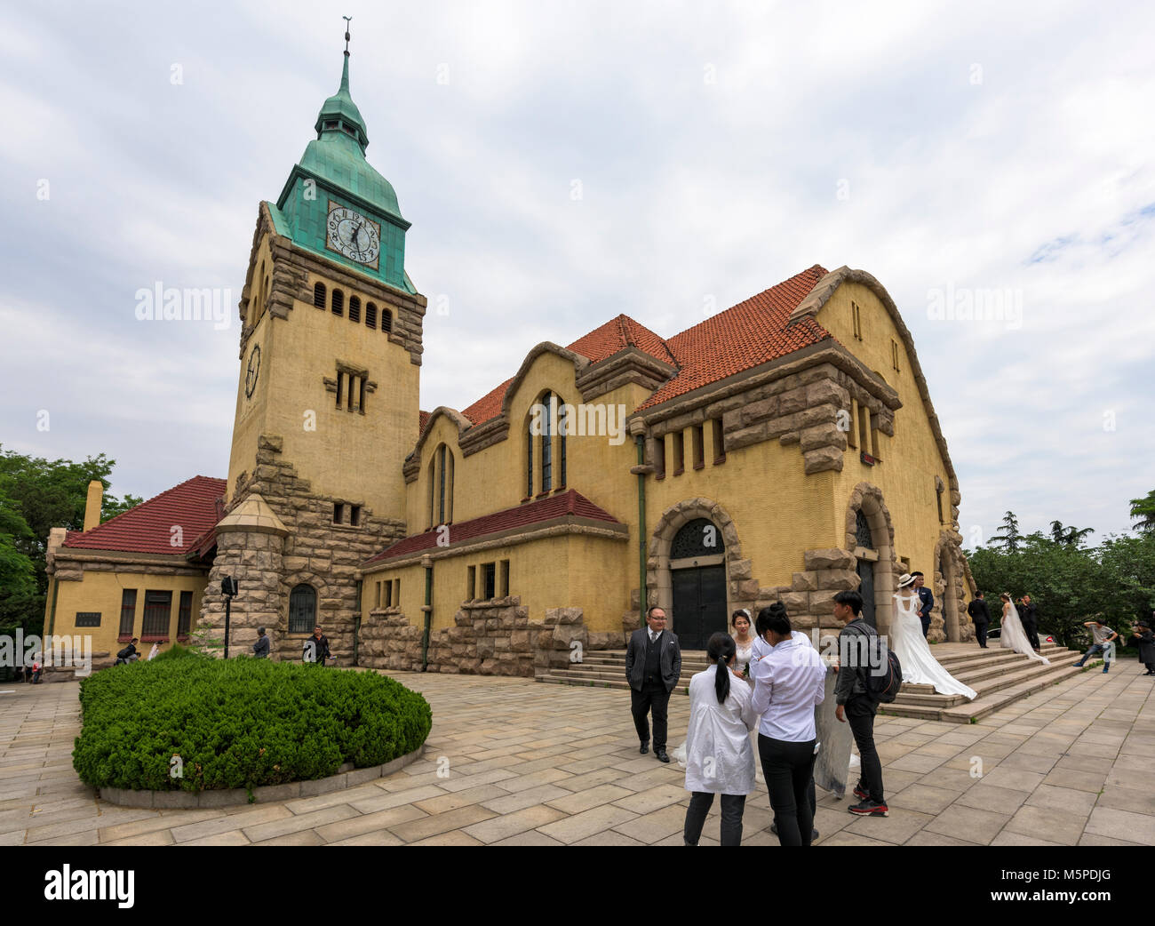 Des couples affluent à Qingdao église protestante d'avoir leurs photos de mariage. Il est l'un des célèbres églises construites par les Allemands. Banque D'Images