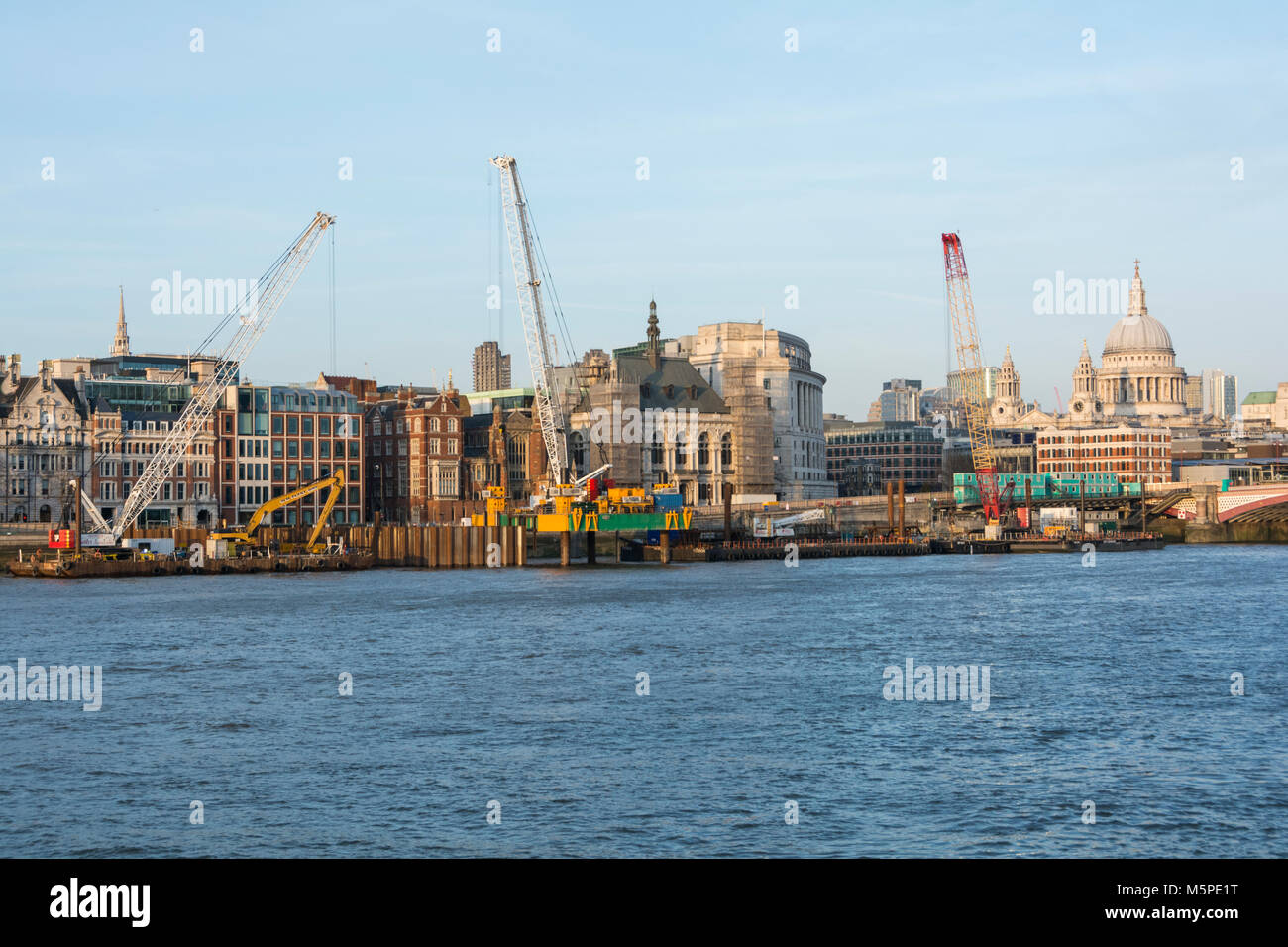La Thames Tideway Tunnel sur le site de l'Estran Blackfriars Bridge, sur la rive nord de la Tamise, à l'ouest de la Fleet Street Banque D'Images