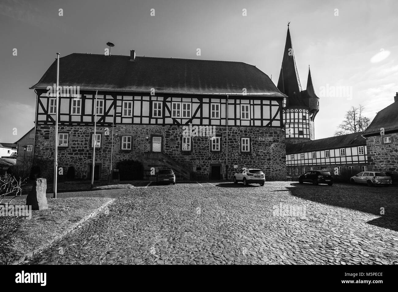 NEUSTADT (Hesse), en Allemagne - le 18 février 2018 : l'architecture typique et de bâtiments dans la vieille ville. L'hôtel de ville. Noir et blanc. Banque D'Images
