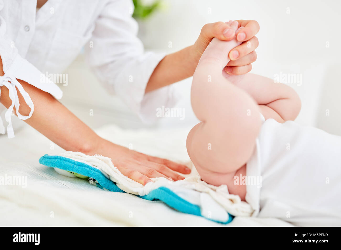 À la mère de l'évolution des soins de bébé les couches en tissu de son bébé Banque D'Images