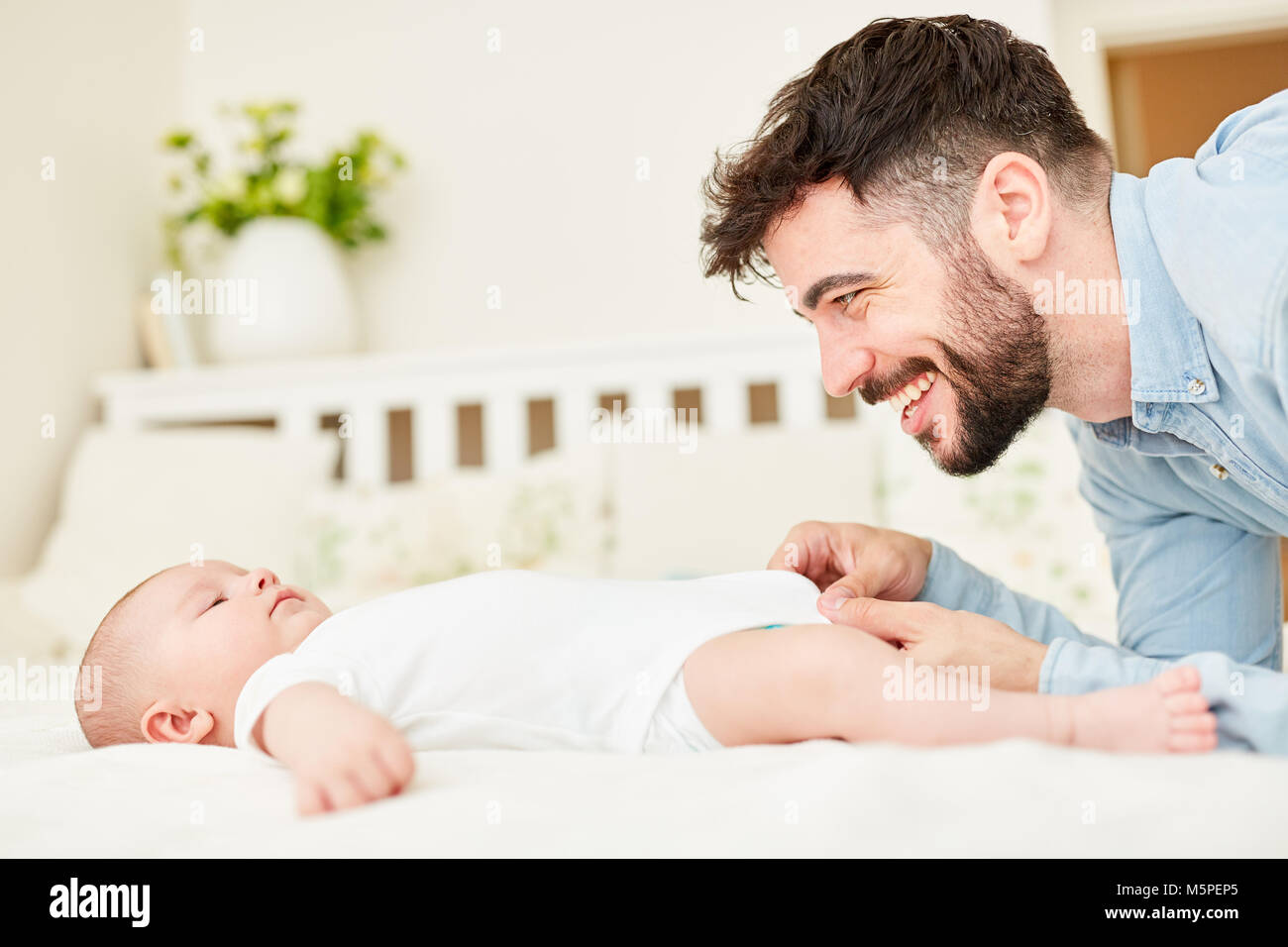 Smiling père change les couches avec son bébé nouveau-né Banque D'Images