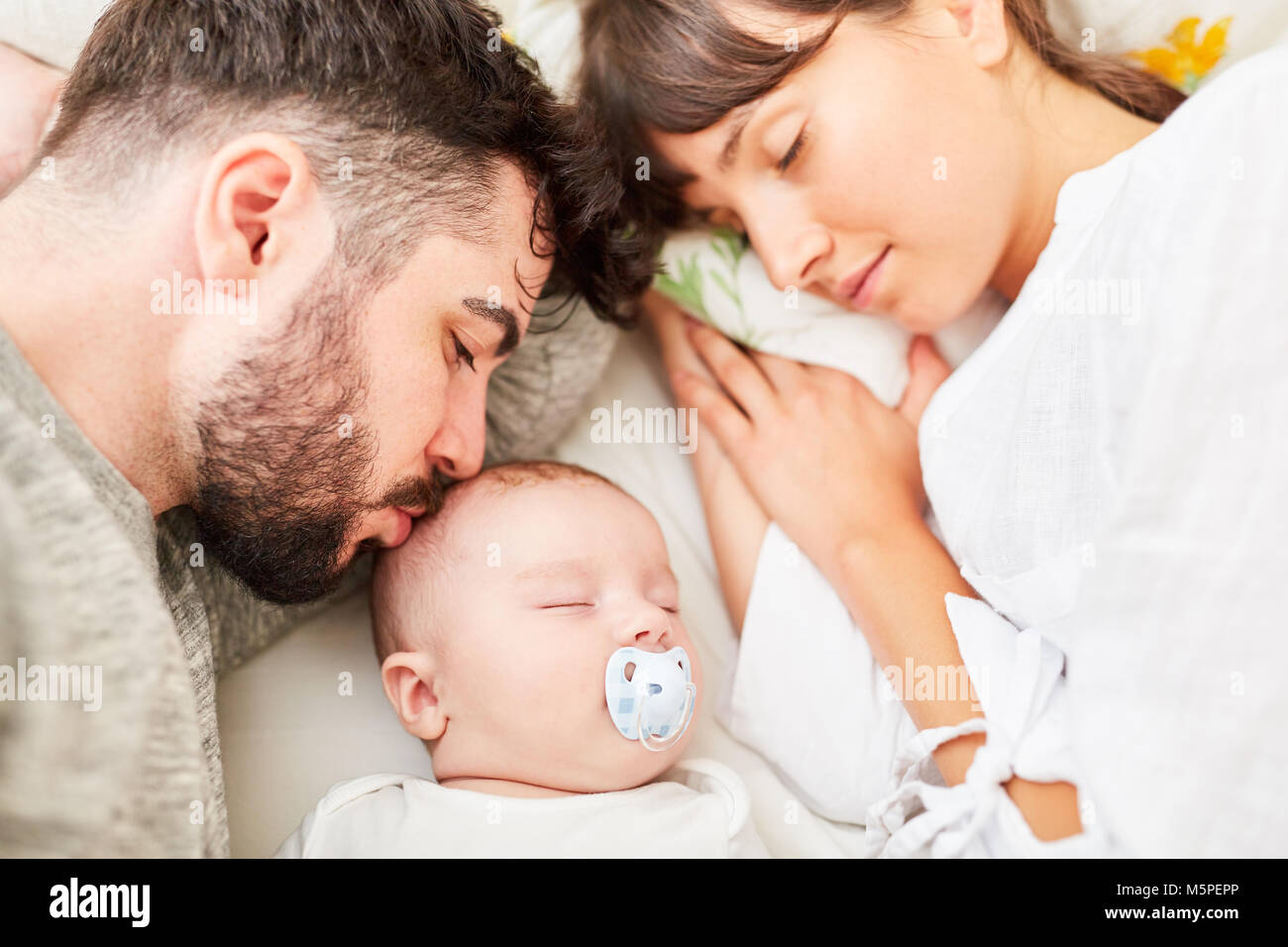Bisous Pere Bebe Sur Le Front Et Se Detend Avec La Mere Photo Stock Alamy