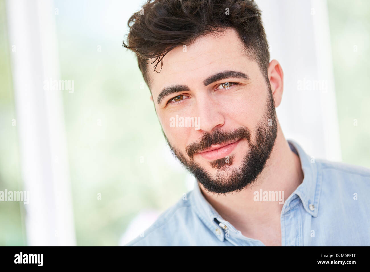 Portrait d'un jeune homme à barbe complète Banque D'Images