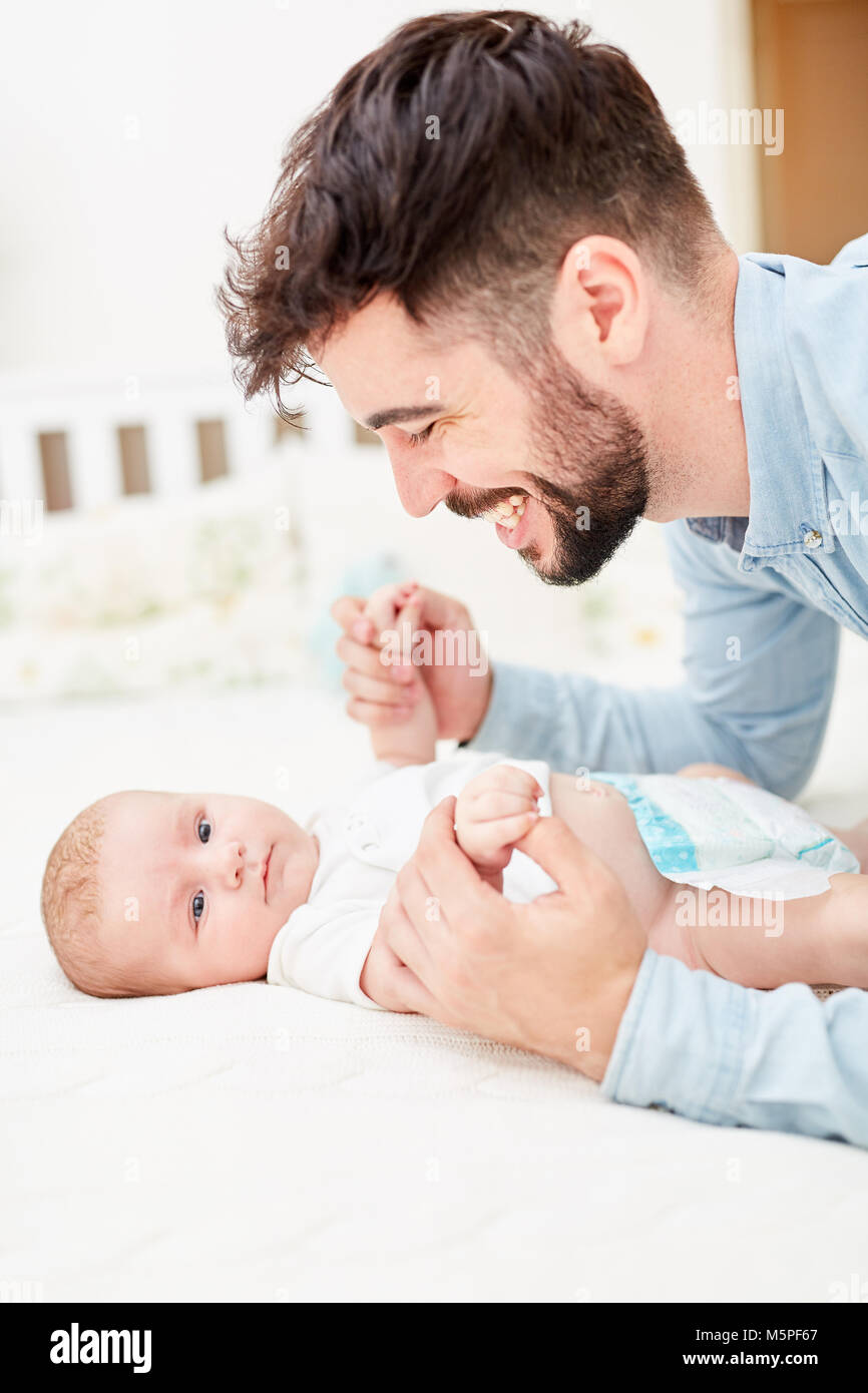 En tant que mari heureux père change les couches de bébé nouveau-né Banque D'Images