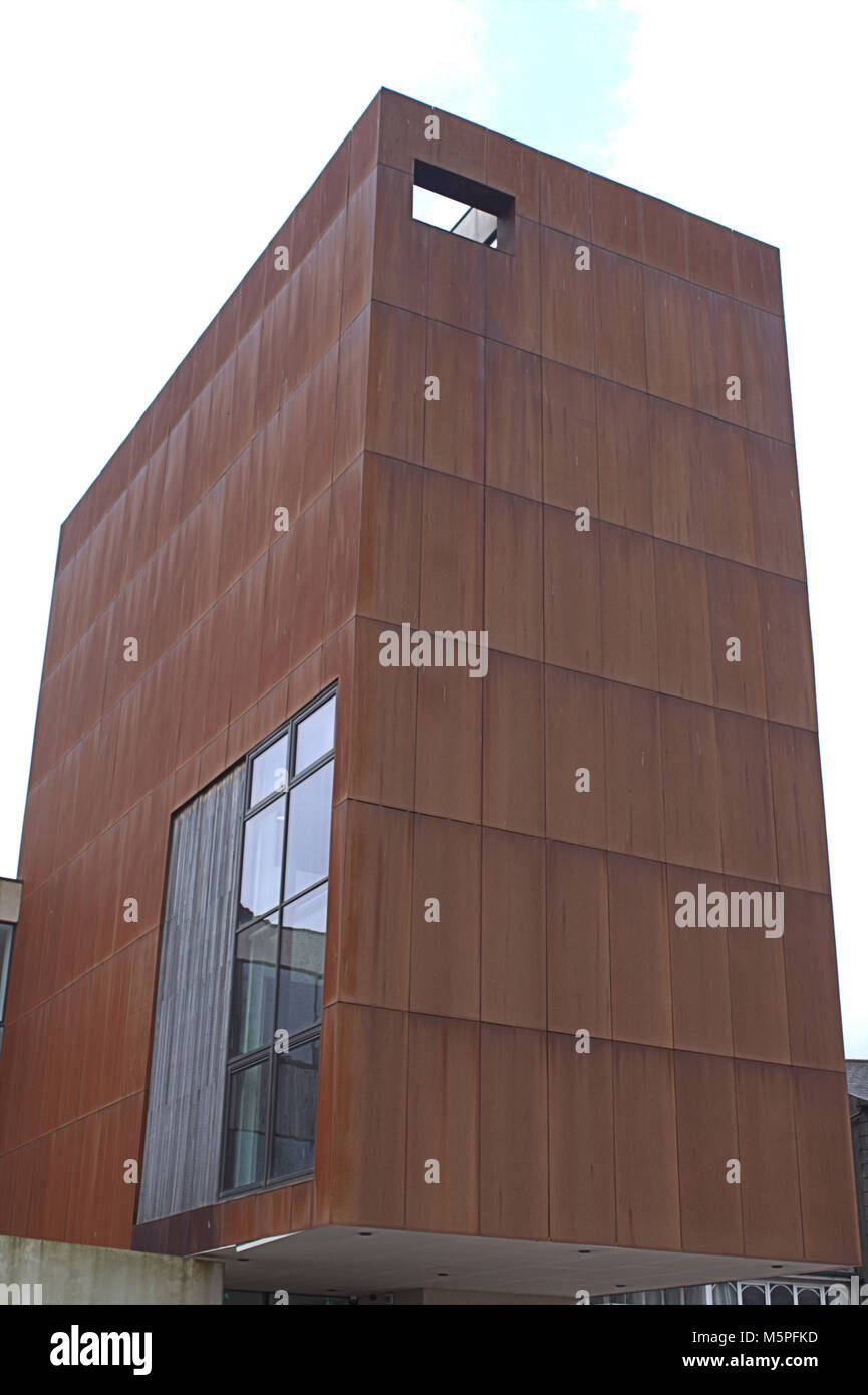 Uillinn art gallery bâtiment a été habillée de feuilles de métal non traitées qui sont admis à la rouille, ce qui donne une texture à l'bardage Banque D'Images