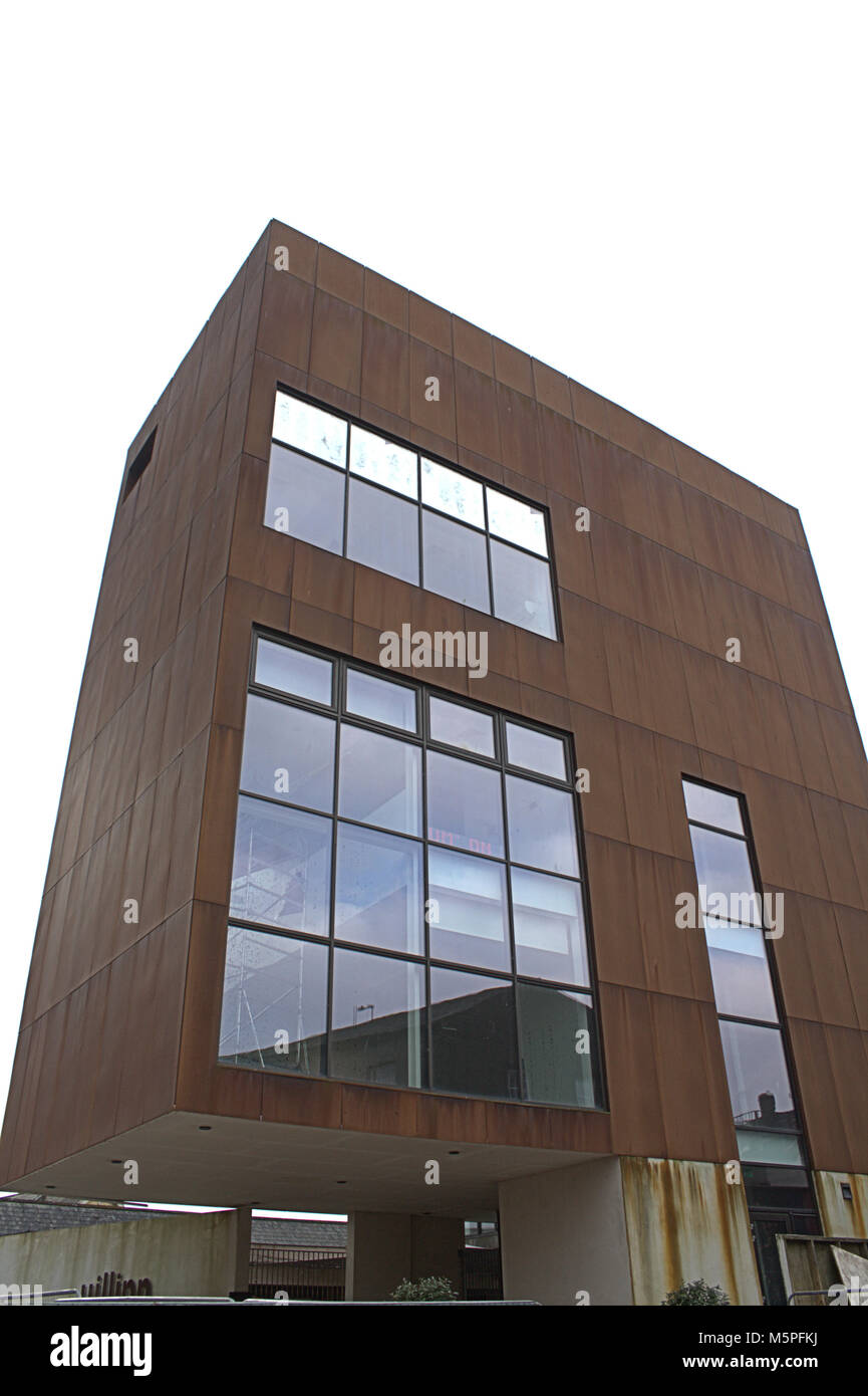 Uillinn art gallery bâtiment a été habillée de feuilles de métal non traitées qui sont admis à la rouille, ce qui donne une texture à l'bardage Banque D'Images