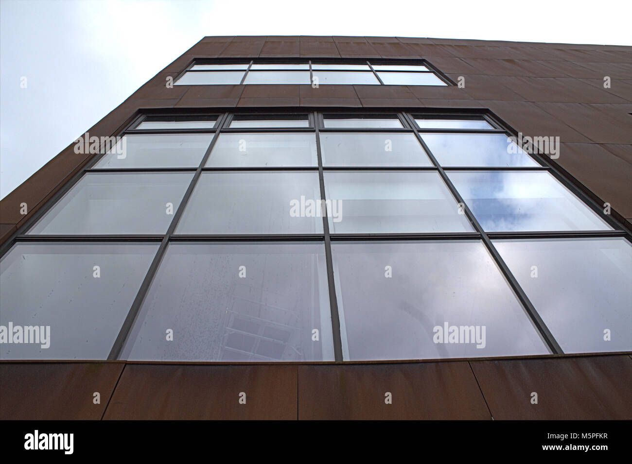 Uillinn art gallery bâtiment a été habillée de feuilles de métal non traitées qui sont admis à la rouille, ce qui donne une texture à l'bardage Banque D'Images