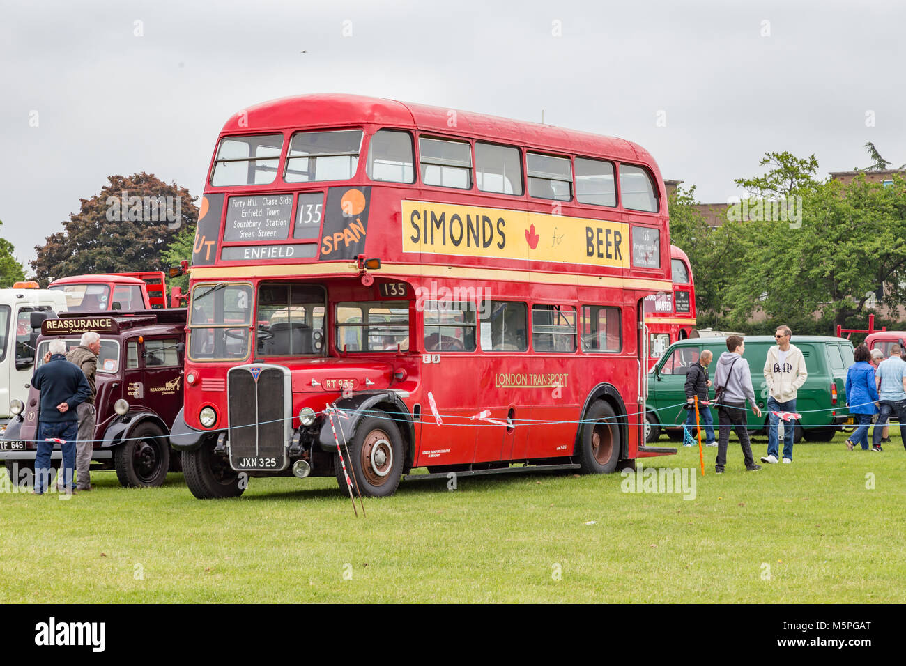 Enfield, Londres, Royaume-Uni - 25 mai 2014 : Red London bus routemaster debout dans un champ sur l'écran. Banque D'Images