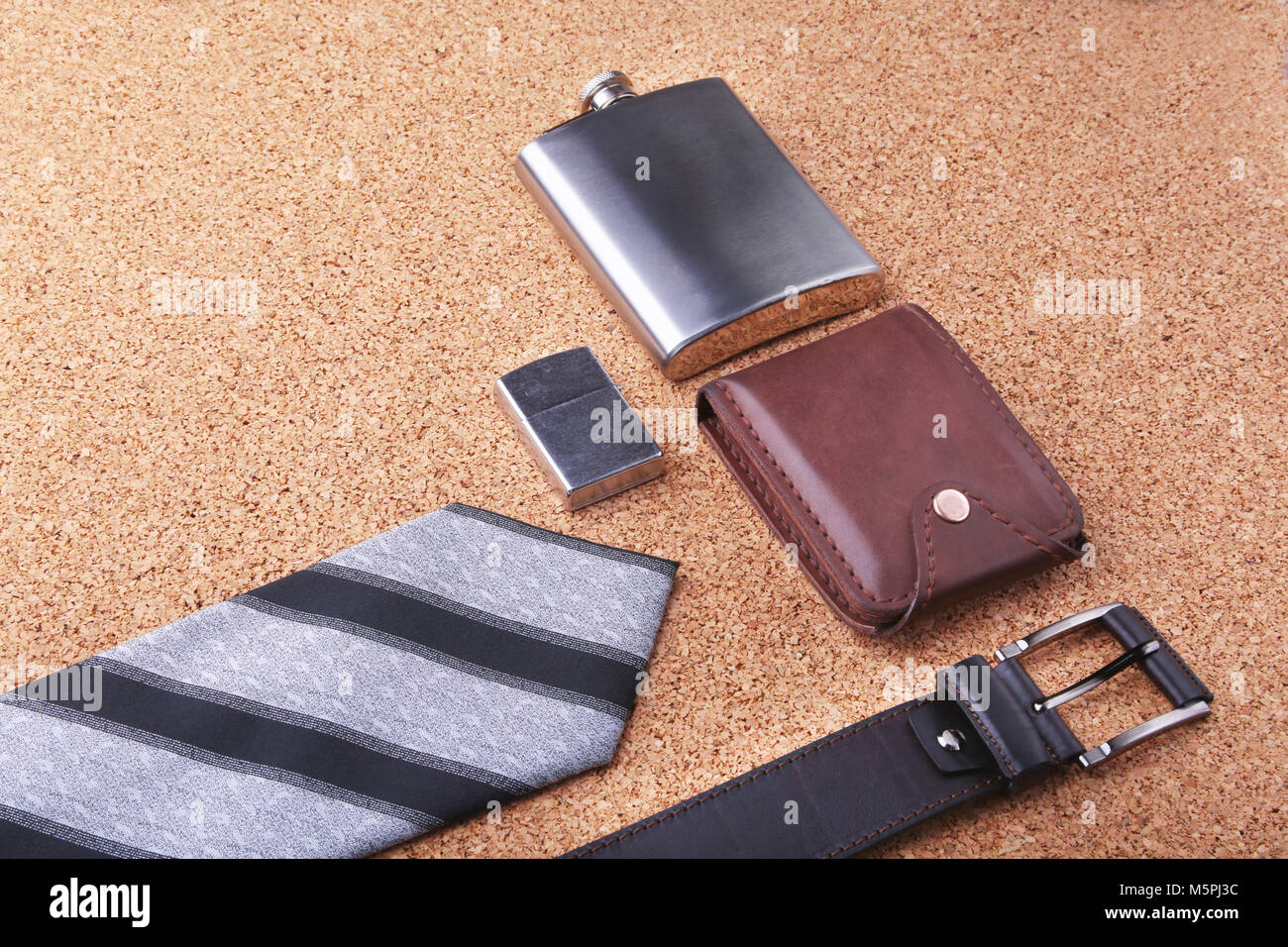 Gadgets et accessoires pour hommes sur fond de bois clair. Les hommes à la  mode ceinture porte-monnaie, s, plus léger, l'acier inoxydable flasque et  un stylo Photo Stock - Alamy