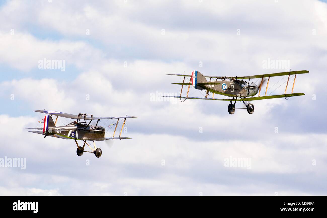 1917 RAF SE5A et un 1917 Bristol F2.B volant en formation à l'ancien directeur de l'aérodrome Banque D'Images