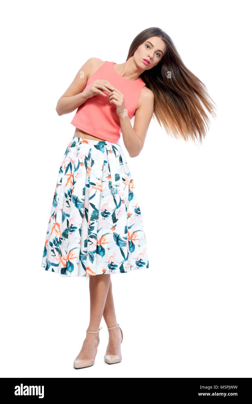 Un grand-modèle à la jeune fille inclina la tête. La fille est vêtue d'un  corsage et une jupe rose sous les genoux Photo Stock - Alamy