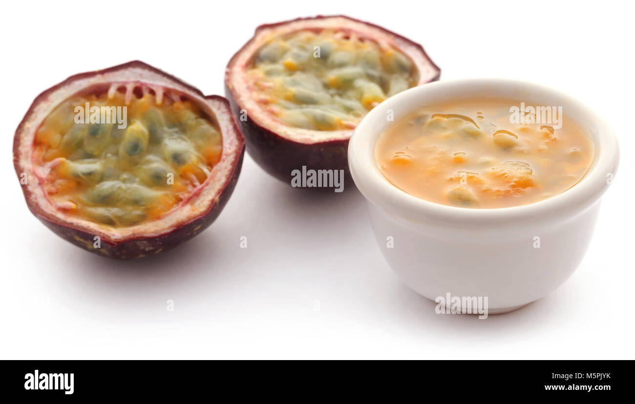 Les fruits de la passion bio juteux avec bol blanc sur fond blanc Banque D'Images