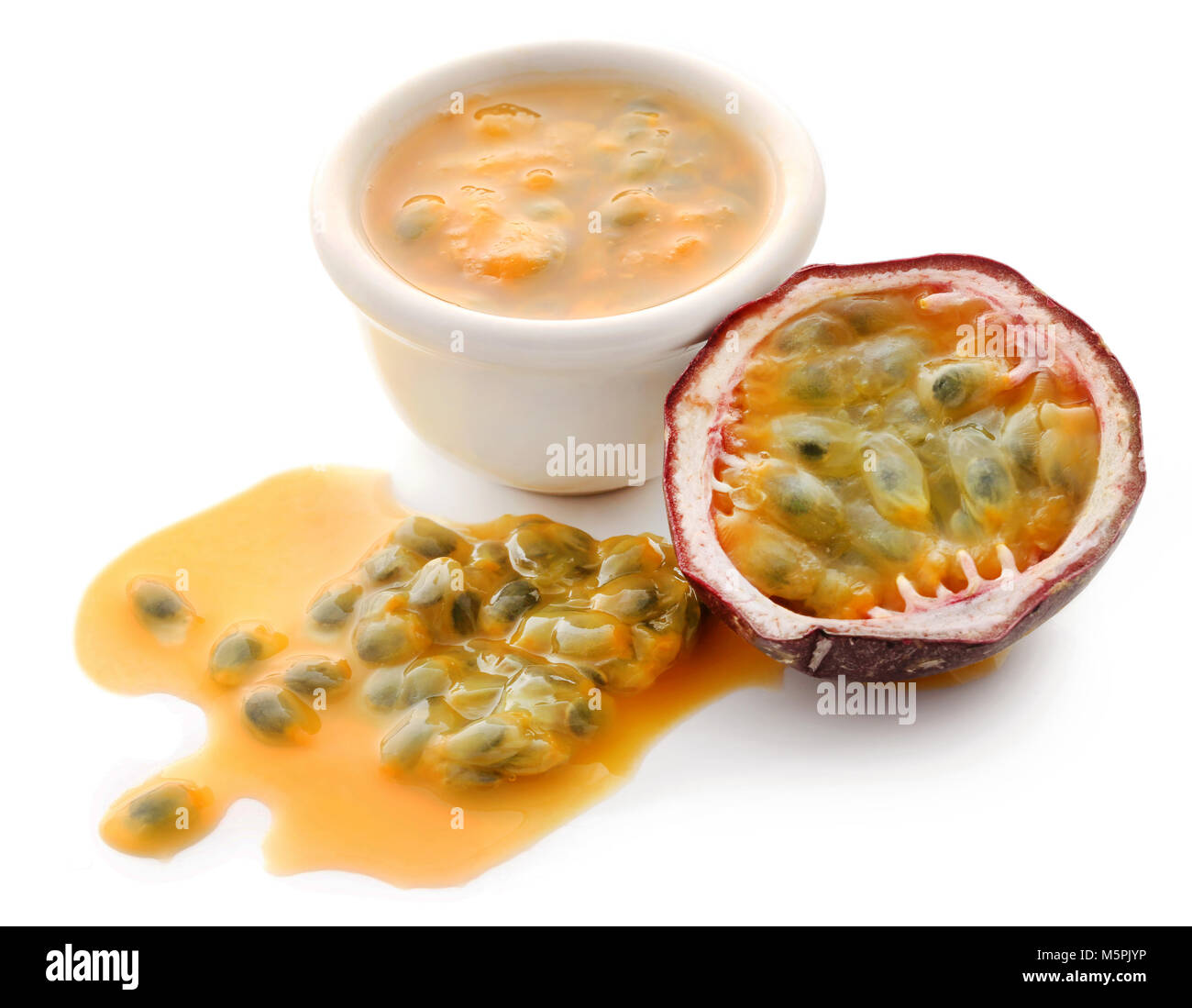 Les fruits de la passion bio juteux avec bol blanc sur fond blanc Banque D'Images