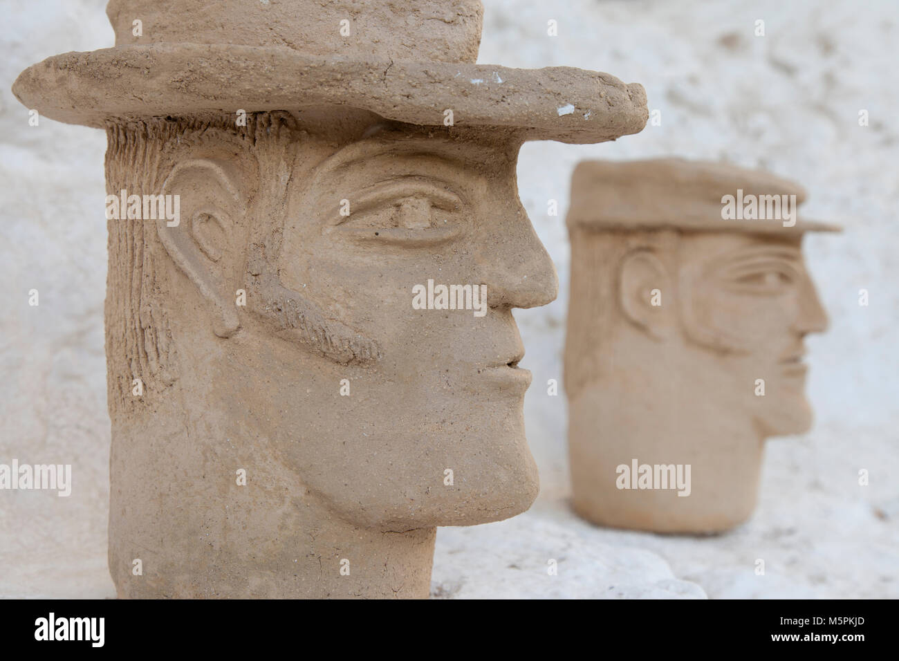 Granada, Espagne : une paire de poterie rustique des bustes d'hommes à la gitane Cuevas del Sacromonte Museum dans le quartier Albaicín. Banque D'Images