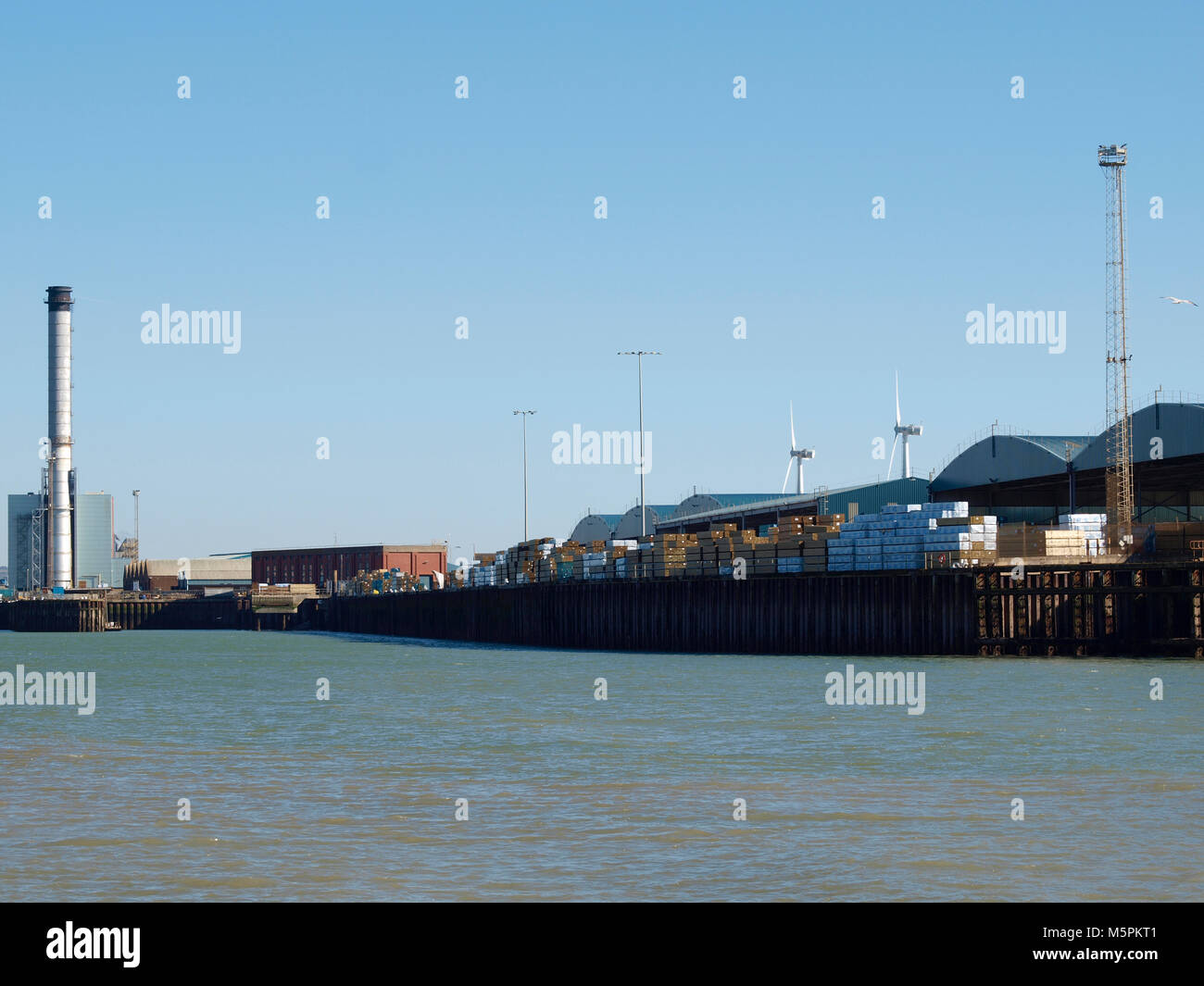Photo de paysage de cheminée industrielle, des bâtiments et des conteneurs d'expédition à Shoreham beach, West Sussex, UK Banque D'Images