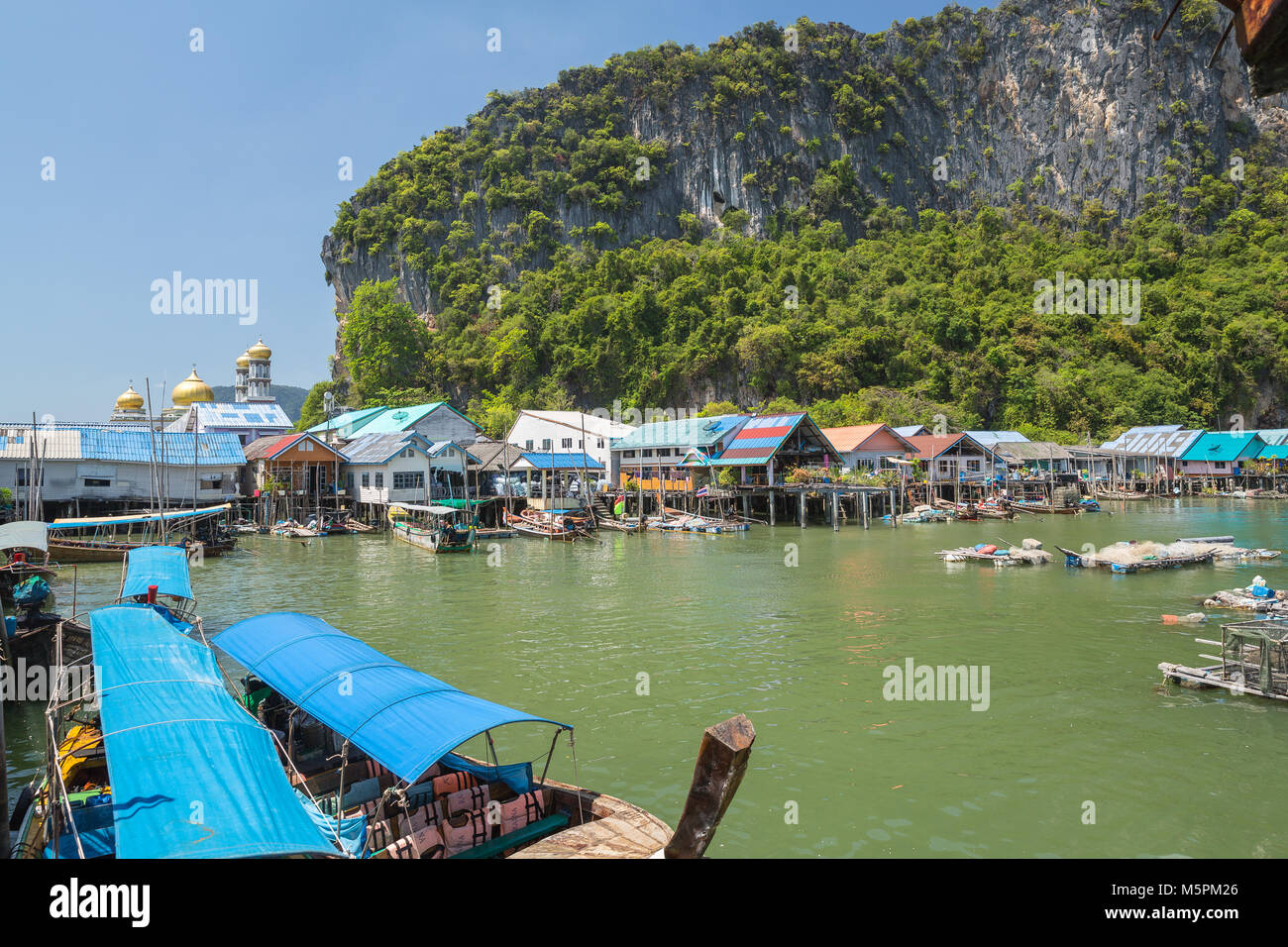 Ko Panyi est un village de pêcheurs dans la province de Phang Nga, la Thaïlande, la particularité d'être construit sur pilotis par des pêcheurs indonésiens avec une population de 360 fami Banque D'Images