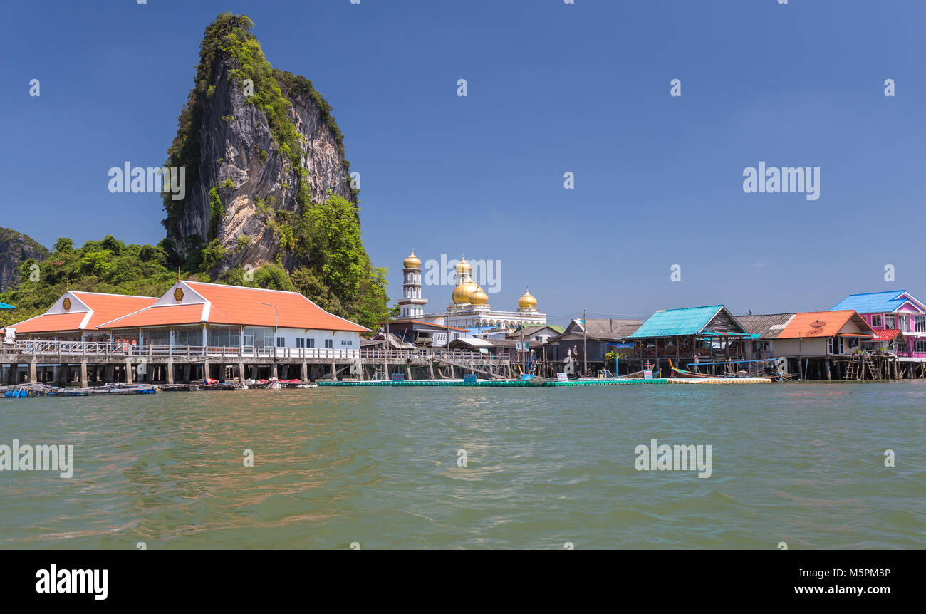Ko Panyi est un village de pêcheurs dans la province de Phang Nga, la Thaïlande, la particularité d'être construit sur pilotis par des pêcheurs indonésiens avec une population de 360 fami Banque D'Images
