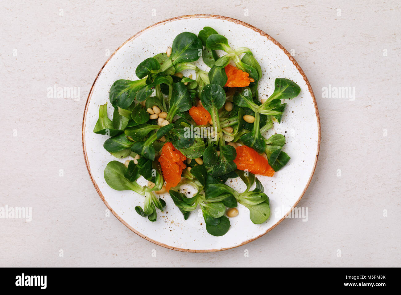 Salade douce Korn avec les noix de pin et de la mandarine, la vue de dessus Banque D'Images