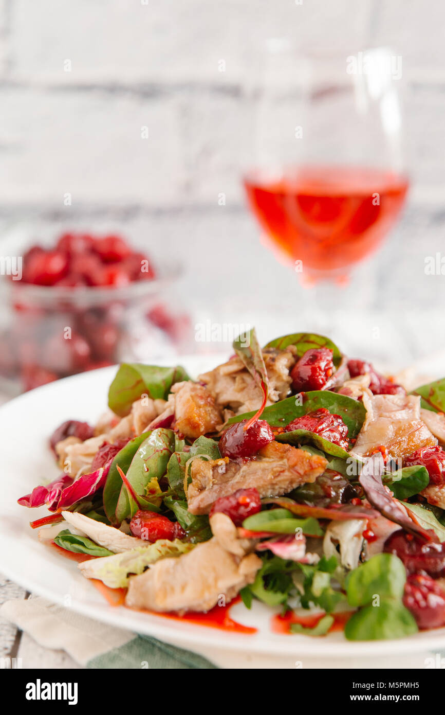 Salade de poulet dans une sauce aux cerises Banque D'Images