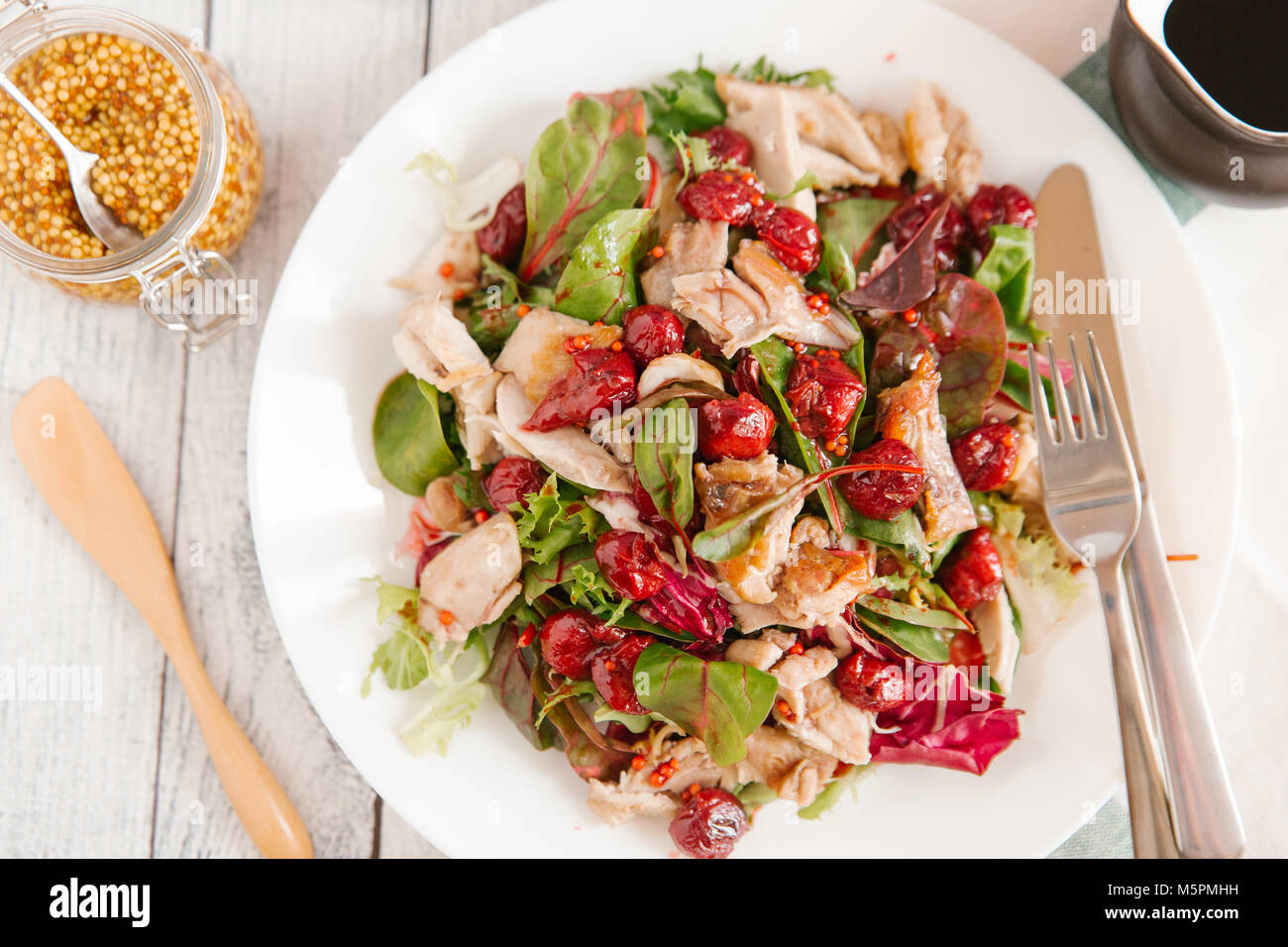 Salade de poulet dans une sauce aux cerises Banque D'Images