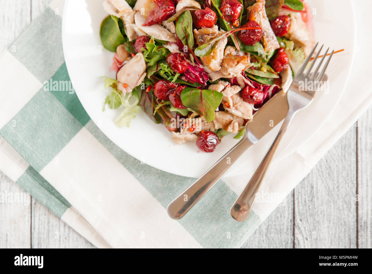 Salade de poulet dans une sauce aux cerises Banque D'Images