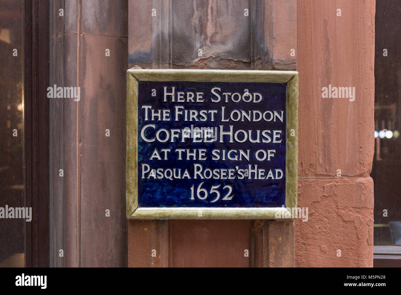 Une plaque commémorative marquant l'emplacement de London's premier coffee house, ouvert par Pasqua rosée en 1652. St Michaels Alley près de Cornhill, Londres. Banque D'Images