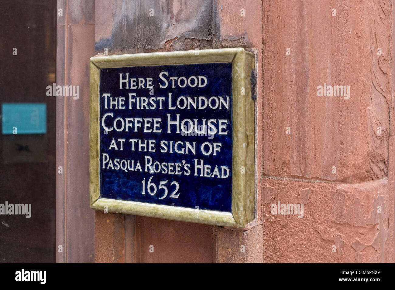Une plaque commémorative marquant l'emplacement de London's premier coffee house, ouvert par Pasqua rosée en 1652. St Michaels Alley près de Cornhill, Londres. Banque D'Images