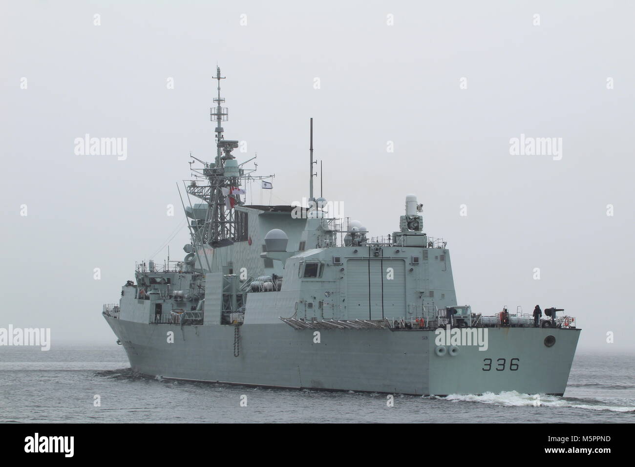 Le NCSM Montréal (FFH 336), une frégate de classe Halifax exploité par la Marine canadienne, les chefs de la Clyde au début de l'exercice Joint Warrior 17-2. Banque D'Images