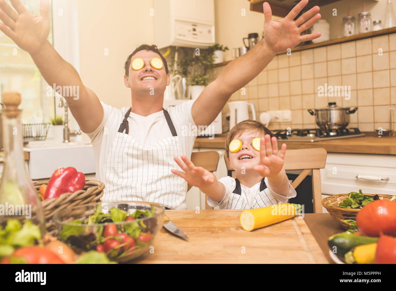 Père est la cuisine avec son fils Banque D'Images