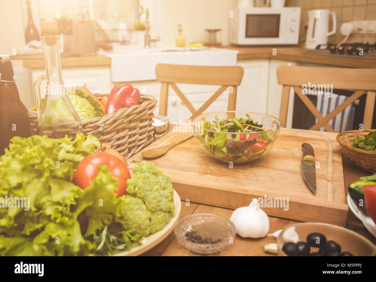 Cuisine intérieur avec des meubles en bois Banque D'Images