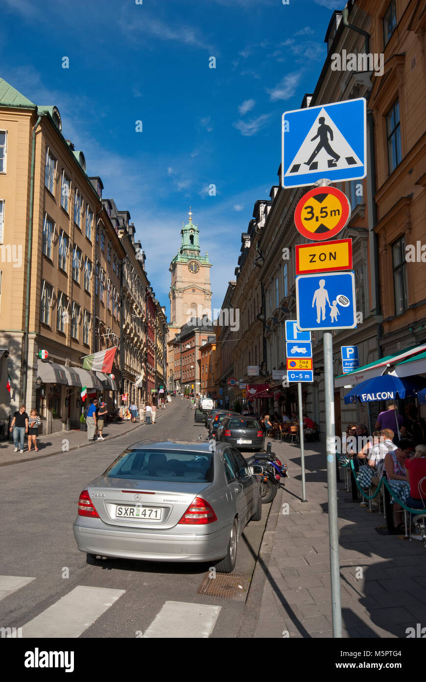 Street view à Gamla Stan à Storkyrkan, Stockholm, Suède Banque D'Images
