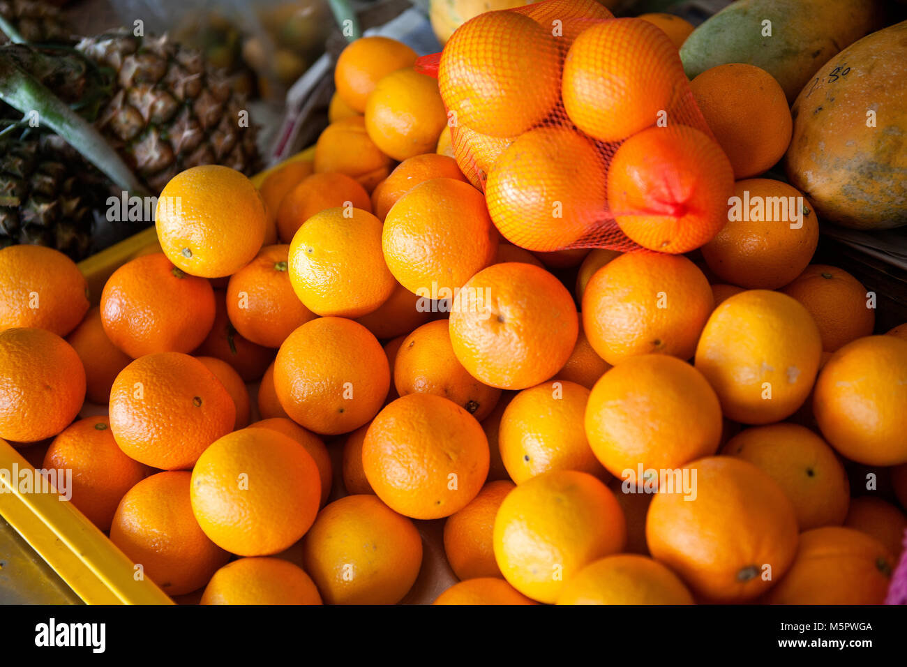 Libre d'oranges sur un marché en Malaisie Banque D'Images