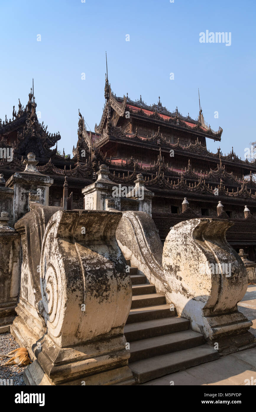 Monastère Shwenandaw (également connu sous le nom de Monastère de Golden Palace) est un monastère bouddhiste historique à Mandalay, Myanmar (Birmanie), construit de teck. Banque D'Images