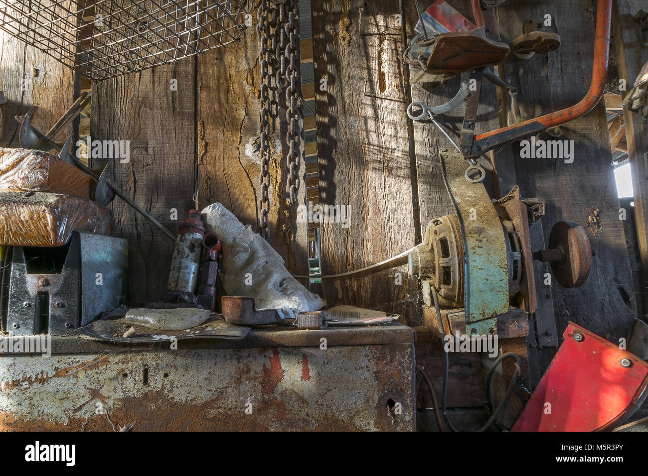 Un vieux bâtiment de stockage, rachitique, avec des séparations dans le mur qui permettent au soleil de briller à travers. Banque D'Images