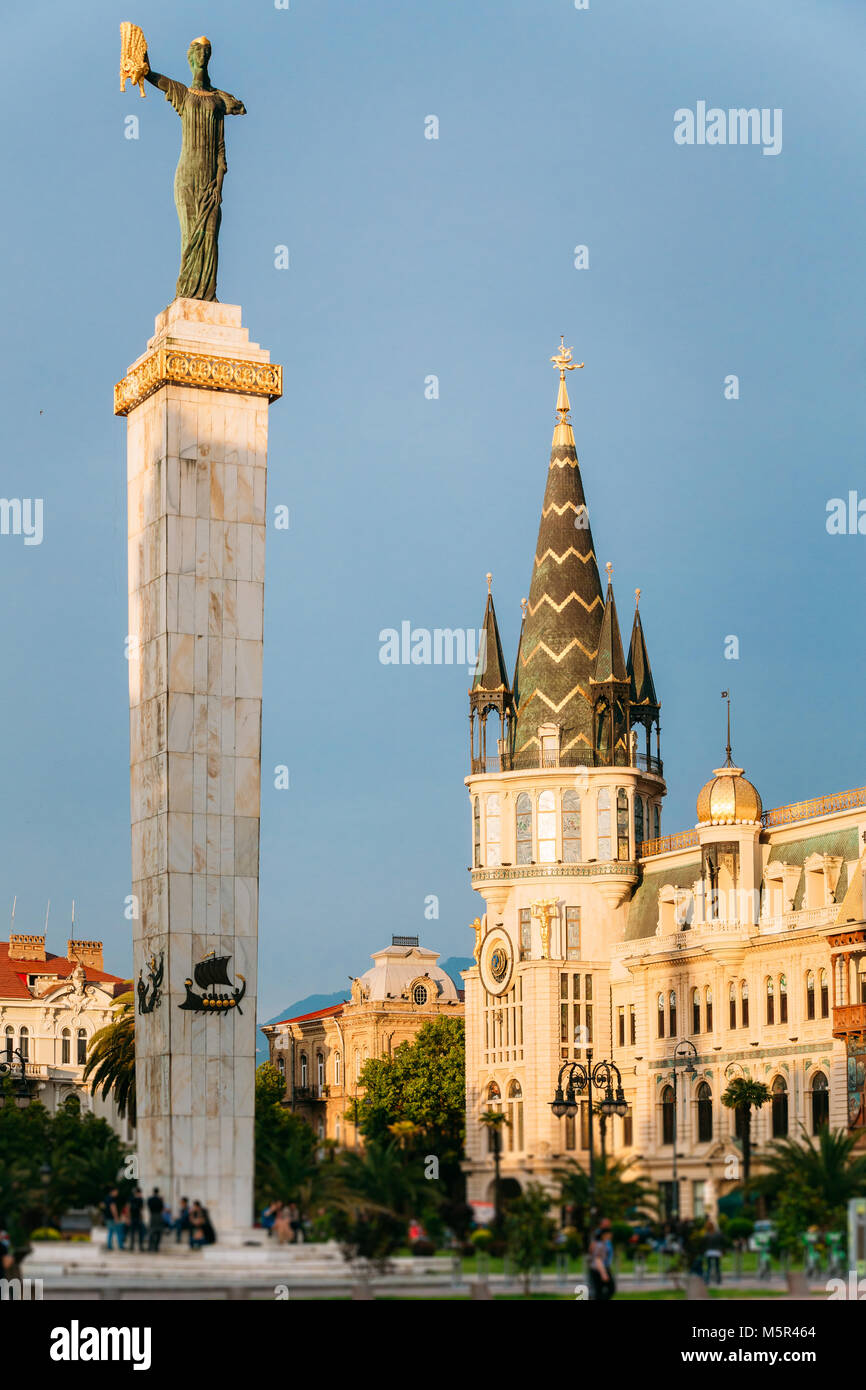Batumi, Géorgie, l'Adjarie. Statue de Medea sur fond de ciel bleu en Europe Square. Woman Holding Golden Fleece. Dans la mythologie grecque, Médée était la fille Banque D'Images