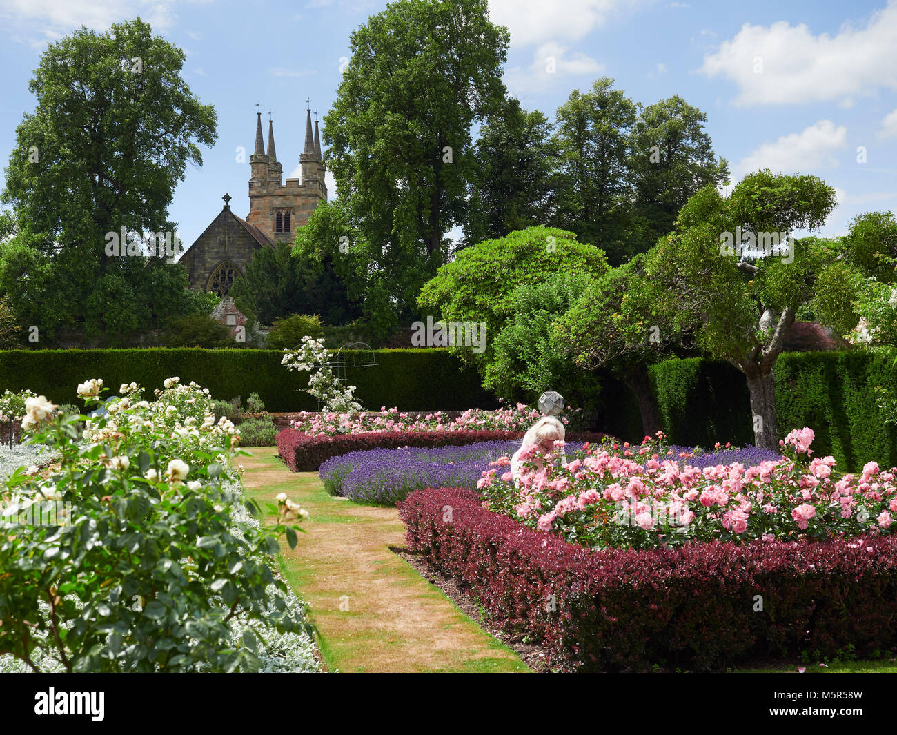 Les jardins de fleurs lors de l'historique des motifs médiévaux et des bâtiments de Penhurst Place. Banque D'Images