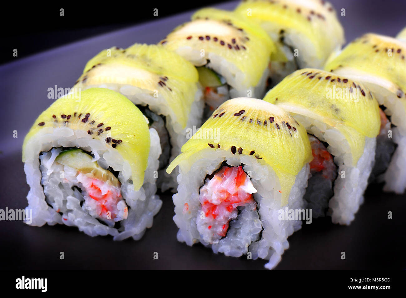 Sushi roll américain et japonais style riz Banque D'Images
