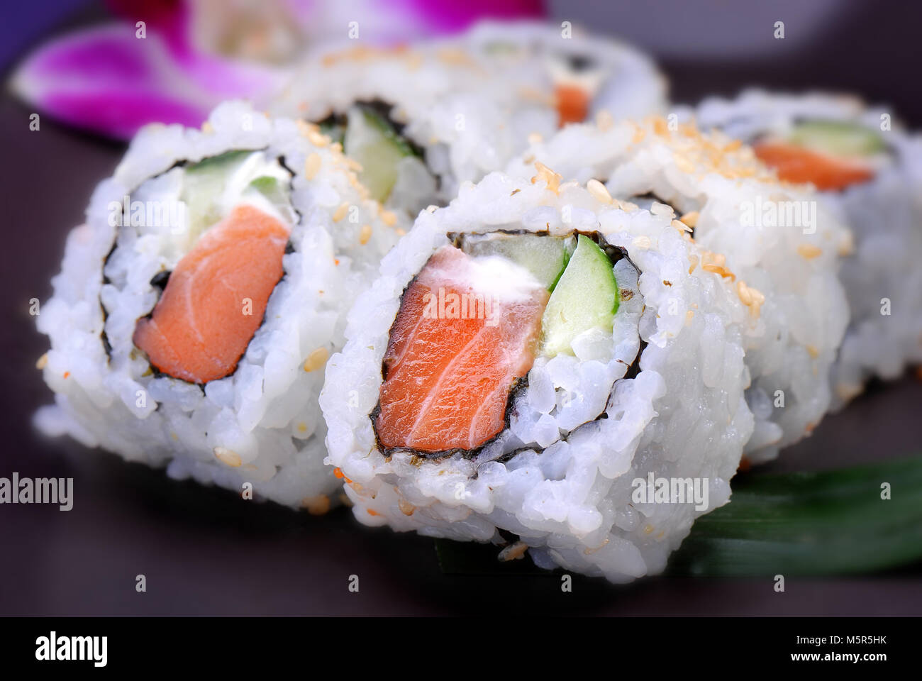 Sushi roll américain et japonais style riz Photo Stock - Alamy