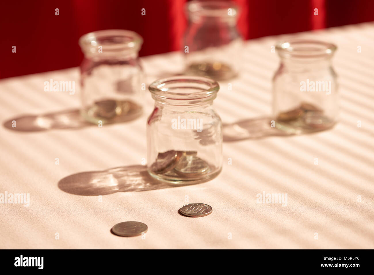 Pièces de monnaie dans un bocal en verre. Concept d'épargne de l'argent Banque D'Images