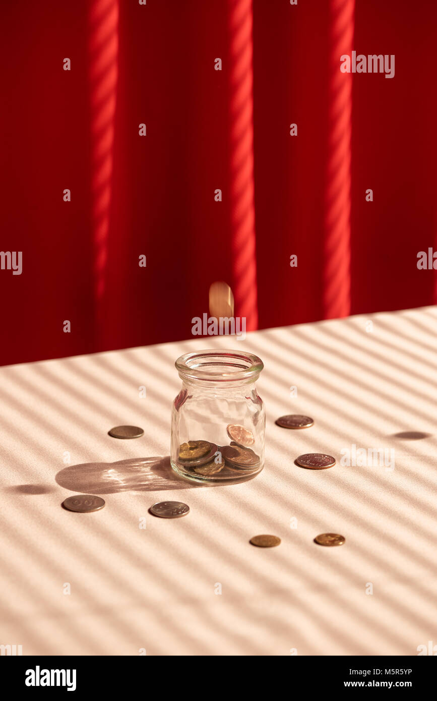 Pièces de monnaie dans un bocal en verre. Concept d'épargne de l'argent Banque D'Images