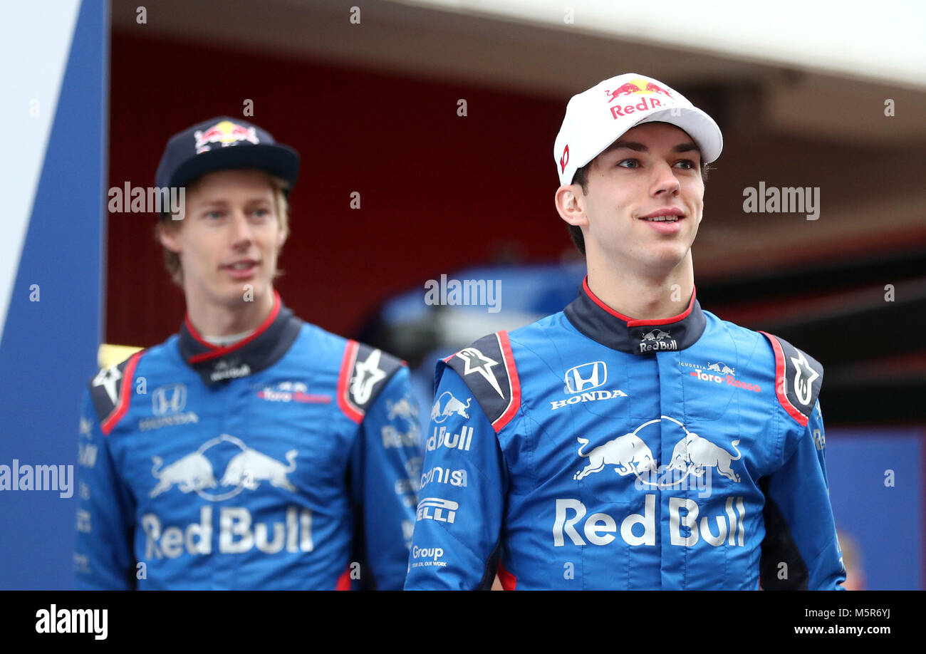 Le pilote Toro Rosso Brendon Hartley (à gauche) et Pierre Gasly au cours de la première journée d'essais de pré-saison au circuit de Barcelona-Catalunya, Barcelone. Banque D'Images