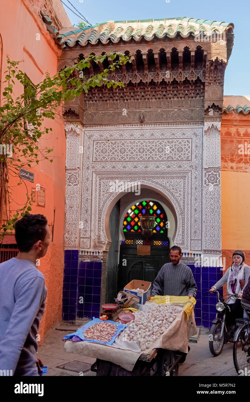En dehors de l'entrée de la mosquée par une rue étroite à Marrakech, Maroc. Banque D'Images