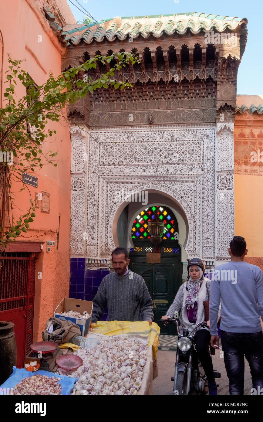 En dehors de l'entrée de la mosquée par une rue étroite à Marrakech, Maroc. Banque D'Images