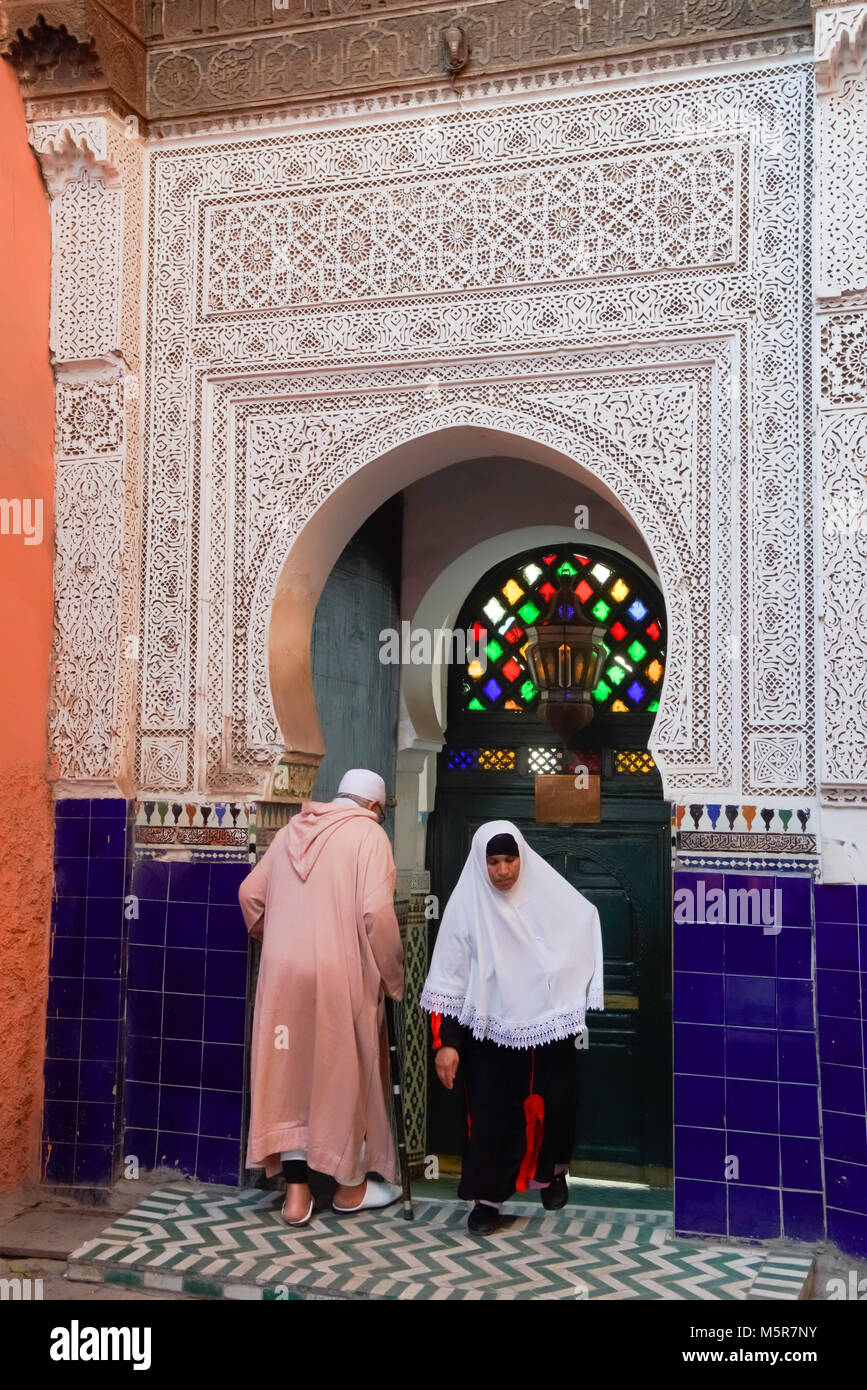 En dehors de l'entrée de la mosquée par une rue étroite à Marrakech, Maroc. Banque D'Images