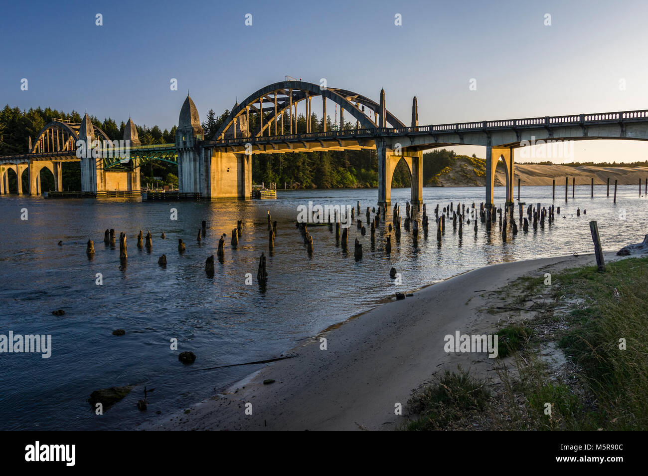 Rivière Siuslaw pont de Florence nous transporte de l'Oregon 101 de l'autre côté de la rivière Siuslaw Banque D'Images