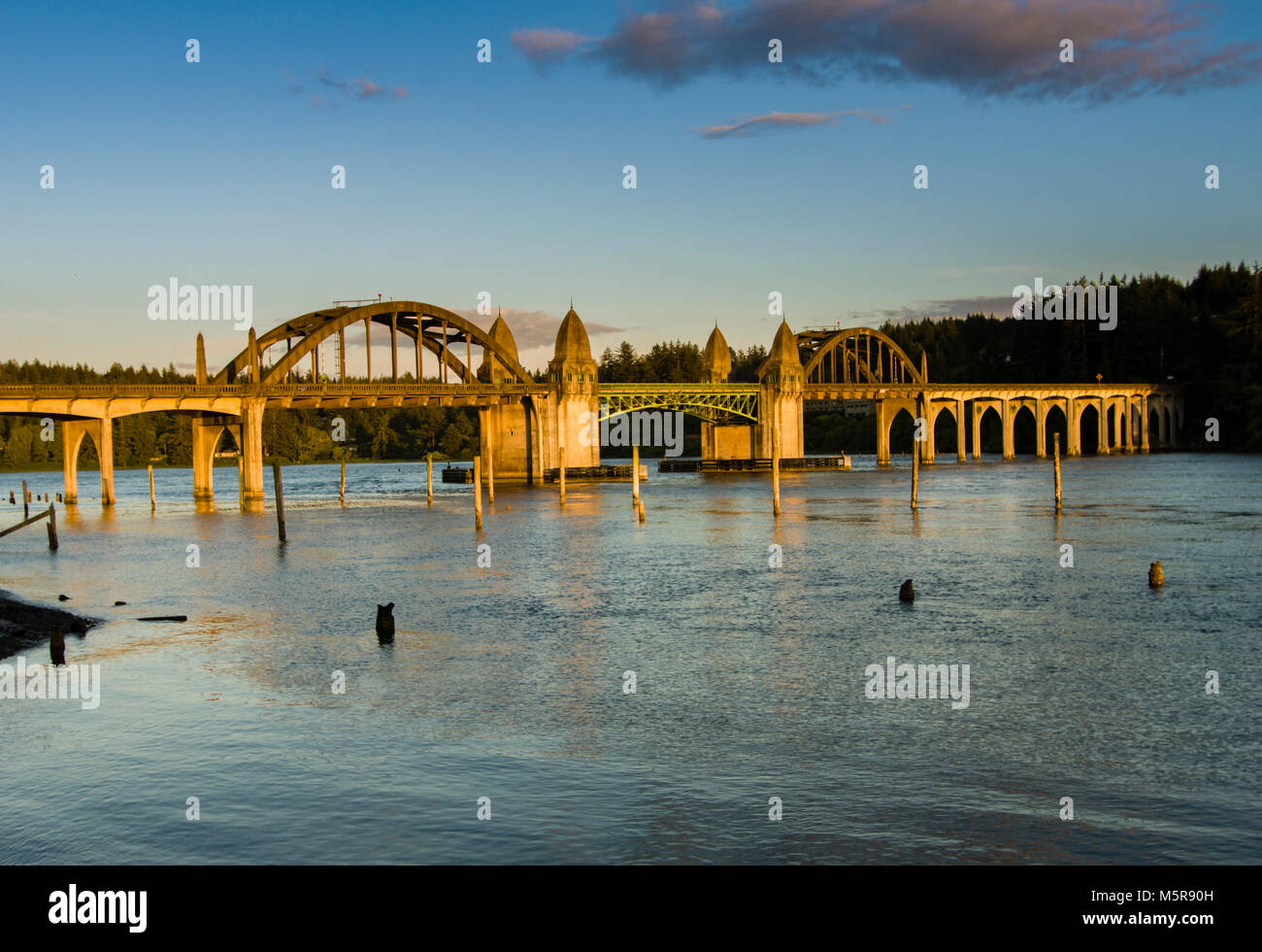 Rivière Siuslaw pont de Florence nous transporte de l'Oregon 101 de l'autre côté de la rivière Siuslaw Banque D'Images