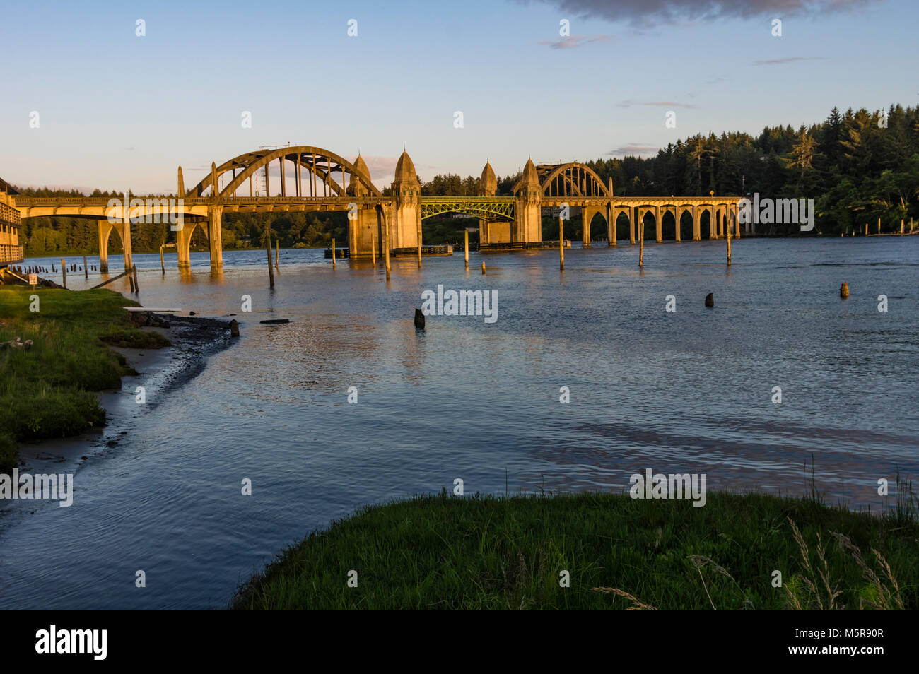 Rivière Siuslaw pont de Florence nous transporte de l'Oregon 101 de l'autre côté de la rivière Siuslaw Banque D'Images