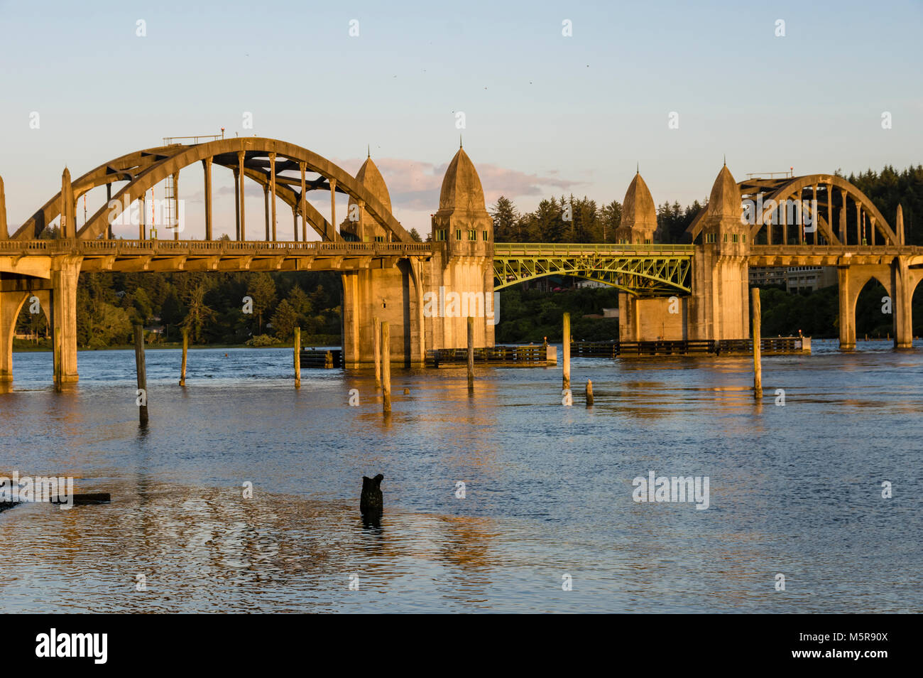 Rivière Siuslaw pont de Florence nous transporte de l'Oregon 101 de l'autre côté de la rivière Siuslaw Banque D'Images