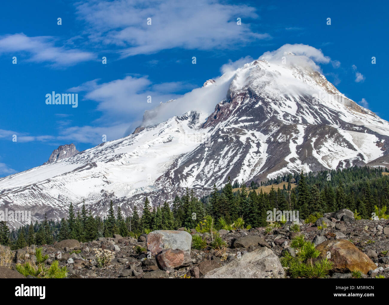 Mt Hood de nuages vue à partir de la rivière White snow park Banque D'Images